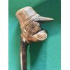 Bastone da passeggio in pezzo unico di legno di bosso con testa di cane con cappello.