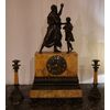 Trittico orologio in marmo giallo Siena con bronzi e candelieri del 1800 francese