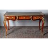 Scrivania diplomatica francese del 1800 stile Luigi XV con piano in pelle