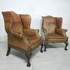 Antica coppia di poltrone chesterfield Wing Back o bergere inglese originale marrone cognac 