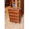 Piccolo cassettone comoncino francese Stile Reggenza con 4 cassetti piano in marmo e bronzi dorati