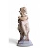 Scultura raffiurante Bambina con uccellino