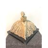 Scultura in terracotta con base lignea raffigurante dama seduta.Manifattura Cacciapuoti.Milano