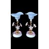 Coppia di lampade in ottone dorato con base in legno dipinto e fiori in cristallo.