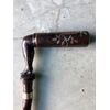 Bastone con impugnatura in legno e metallo raffigurante gamba di donna.