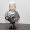 Busto in marmo raffigurante bambino