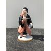 Statuina in porcellana con figura maschile con pugnale e sacchetto di denaro.Ginori