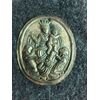 Fermaglio da tabarro in ottone raffigurante Madonna con Bambino e due personaggi incappucciati .Confraternita del rosario.Genova