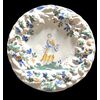 Piatto in maiolica con tesa a fiori in rilievo  e decoro con figura femminile con versatoio. Baldassarre Caravaggio.Pavia.
