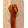 Bastone in pezzo unico in legno di betulla con pomolo raffigurante figura femminile.
