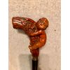 Bastone con pomolo in legno di bosso raffigurante fanciullo che si arrampica.