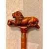 Bastone con pomolo in legno di bosso raffigurante leone con sfera.