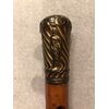 Bastone con pomolo in metallo dorato con scene neoclassiche.
