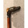 Bastone con pomolo raffigurante testa di cane levriero in corno.