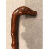 Bastone in pezzo unico in legno di bosso raffigurante cane stilizzato.