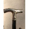 Bastone con impugnatura in argento incisa con decori floreali stilizzati.