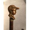 Bastone da difesa con pomolo in bronzo pieno raffigurante testa femminile con elmo a forma di uccello.