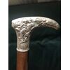Bastone in argento con decoro floreale e angeli.
