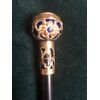 Bastone da sera con pomolo in ottone e porcellana di Sevres con figura femminile dipinta.