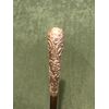 Bastone con impugnatura in argento con decoro floreale e rocaille.