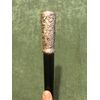 Bastone con pomolo in argento inciso con personaggi e paesaggio.Cina.