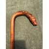 Bastone in pezzo unico con testa di cane.