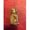 Scatolina portafiammiferi in ottone a forma di cane seduto.