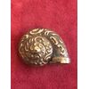 Scatolina portafiammiferi in ottone a forma di conchiglia con motivi rocaille.