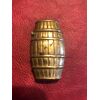 Scatolina portafiammiferi in bronzo a forma di botte schiacciata.