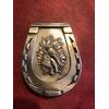 Scatolina portafiammiferi in argento Sterling a forma di ferro di cavallo con pesci e cesto da pescatore.