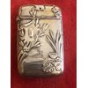 Scatolina portafiammiferi in argento senza punzone con decoro di stagno con libellule in stile art nouveau e scudo rocaille.