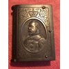 Scatolina portafiammiferi in bakelite a forma di libro con raffigurato profilo del Re Edoardo VII e iscrizione dell’ordine della giarrettiera.Inghilterra.