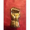Scatolina portafiammiferi in ottone a forma di mano con sigillo.