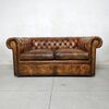 Antico divano 2 posti chesterfield modello club inglese originale in pelle marrone cognac 