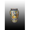 Vaso italiano di inizio 1900 in maiolica di gusto neorinascimentale con ricchi decori