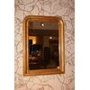 Bellissima specchiera francese del 1800 con angoli superiore smussati e cornice decorata