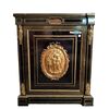 Credenza francese stile Boulle del 1800 in legno ebanizzato e ricche applicazioni in bronzo scena galante