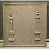 P254 - Piastra in ghisa con due colonne, epoca '800, misure cm L 39 x H 39