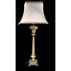 Lampada in bronzo con base quadrata e quattro piedi.