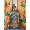 Orologio in bronzo dorato con ricche applicazioni in porcellana di Sevres