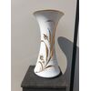 Grande vaso a tromba in porcellana tedesca dipinto a mano in Italia con decoro floreale in oro.Firmato.