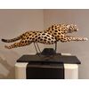 Ghepardo in ceramica dipinta con base alta classe: eleganza e carattere