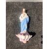 Acquasantiera in porcellana bisquit con figura di Cristo.Francia.