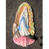 Acquasantiera in porcellana bisquit con figura di Madonna e beata.