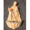 Acquasantiera in porcellana bisquit con figura di Madonna con Bambino e San Giovannino in monocromia ocra.Germania.