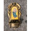 Acquasantiera in bronzo con figura di Madonna con Bambino in decalcomania.