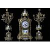 Tris composto da orologio e due candelabri francesi del 1800 meccati con quadrante in porcellana di Sevres