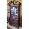 Credenza a due corpi. 