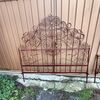 Letto in ferro con pomoli a pigna in fusione d'ottone
