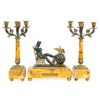 Orologio da tavolo e due candelabri a quattro fiamme